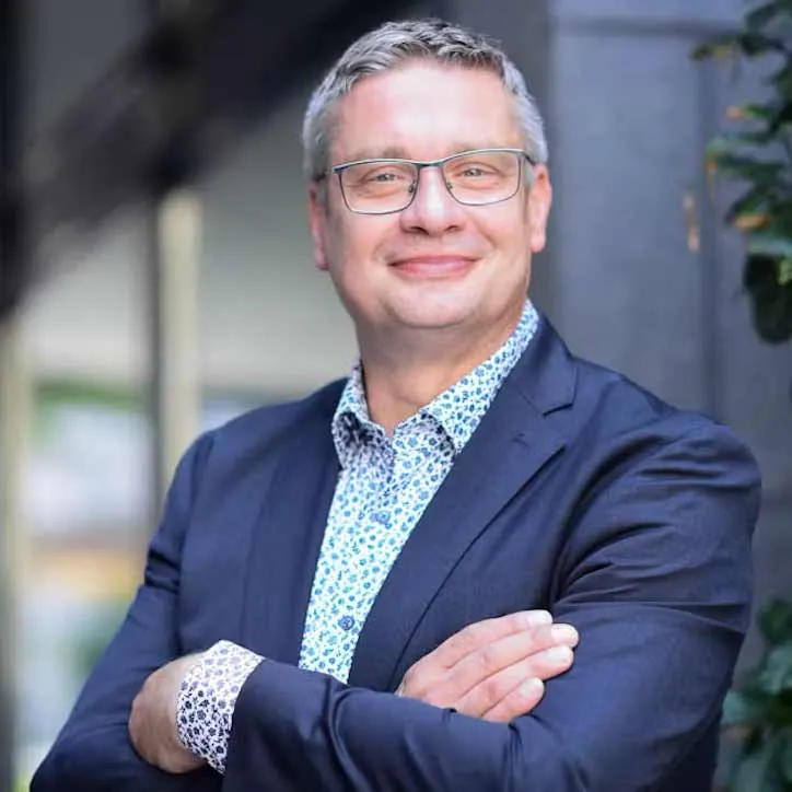 Unser Hoteldirektor, Enrico Richter
